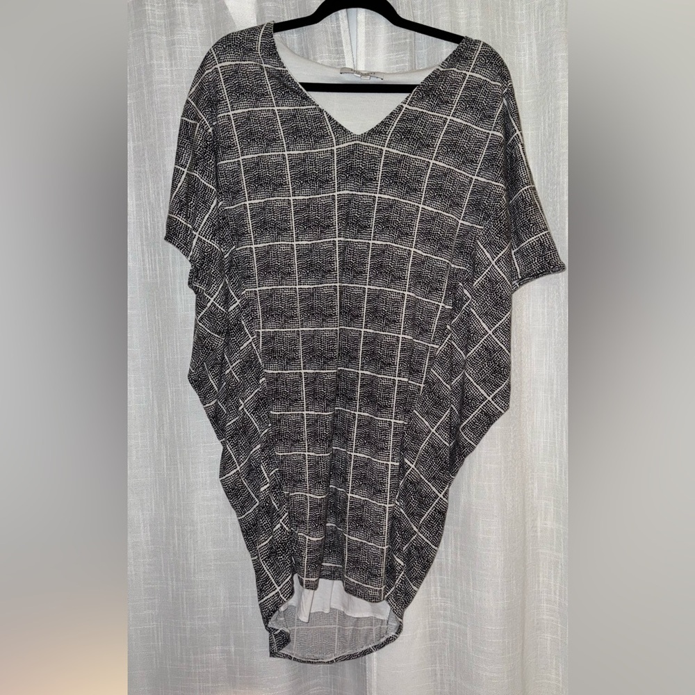 Cape-like dress with black and white patterns - sz S